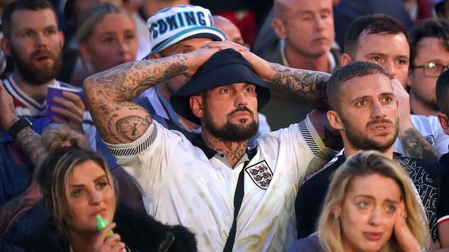 경기에 집중하는 축구팬들의 모습