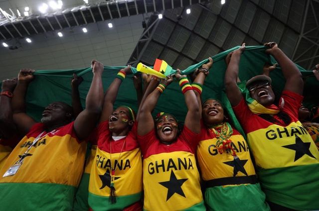 열정적으로 응원하는 가나 축구 팬들의 모습
