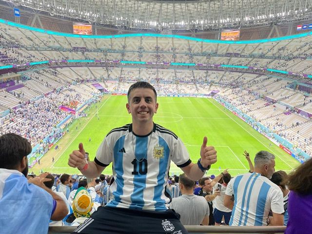 아르헨티나 유니폼을 입고 축구 경기장 관중석에 앉은 남성의 모습