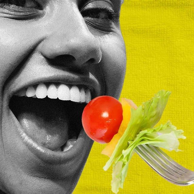 흑백의 여성이 카메라를 응시하는 동안 포크에 꽂힌 토마토, 피망, 상추가 그녀의 벌린 입을 향해 다가간다.