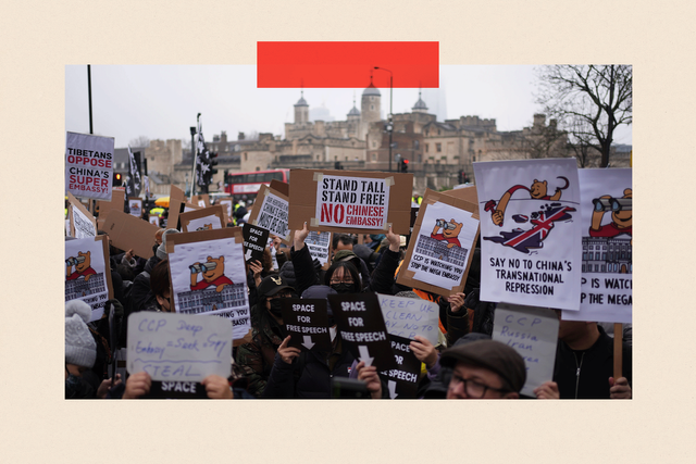 런던 중심부 로열 민트 코트에 위치한 중국 대사관 재개발 예정지 인근의 시위대들