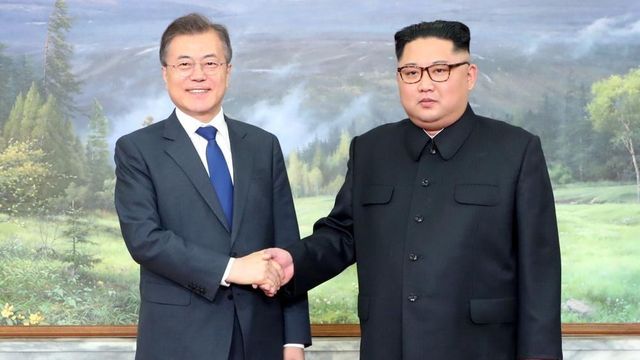 비무장지대(DMZ) 북측 지역에서 열린 제2차 남북정상회담에 앞서 악수하고 있는 문재인 한국 대통령과 김정은 북한 국무위원장