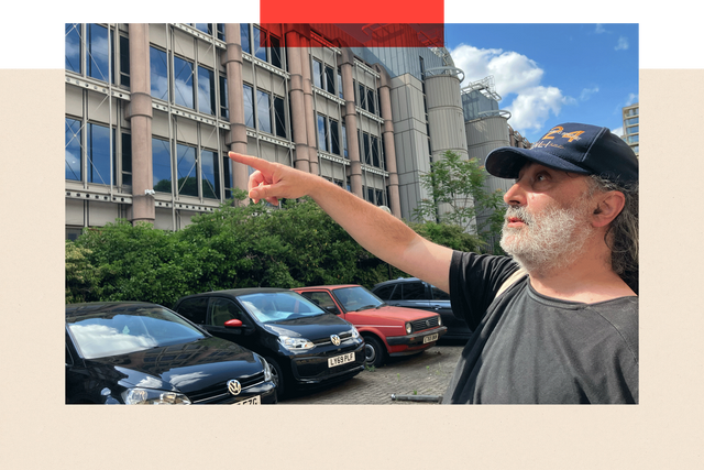 손가락으로 어느 지점을 가리키는 나이게이트 