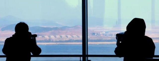 10일 인천 강화군에 위치한 '평화전망대'를 찾은 관람객들이 망원경을 통해 북한 개풍군 일대를 관찰하고 있다