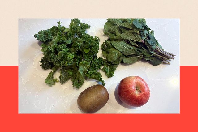 휴 핌이 받은 새로운 식단에는 키위, 사과, 케일, 민트 잎으로 만든 주스도 포함된다