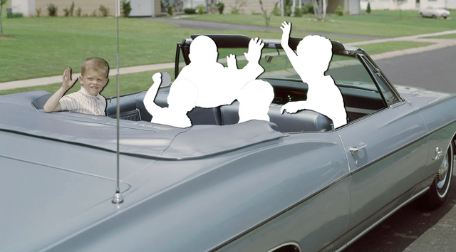 삽화에는 부모가 운전하는 차량의 뒷자석에 앉은 소년을 보여주고 있다. 윤곽만 남은 부모의 모습과 형제들이 묘사돼 있다