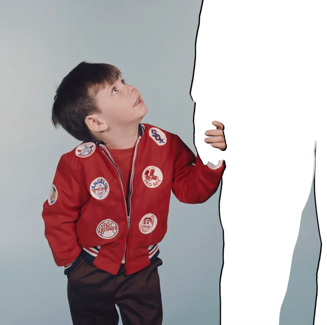 한 삽화에 작은 아이가 부모의 손을 잡고 있는 모습이 보인다. 부모의 모습은 빈 공간으로 표현됐다