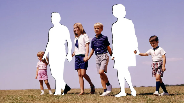 네 명의 자녀와 부모가 함께한 가족사진이 보인다. 부모의 모습은 윤곽만 표시된 채 빈 공간으로 묘사됐다