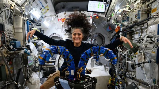 우주선 안에서 떠다니는 윌리엄스