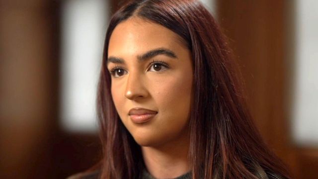 딜라라는 붉은 기가 도는 긴 머리를 하고 있다