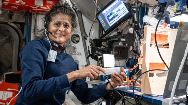 우주선에서 장비를 실험하는 윌리엄스의 모습