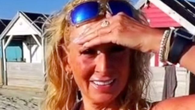 킴은 파란색 선글라스를 착용하고 있다