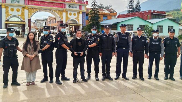 수갑을 찬 여성과 남성