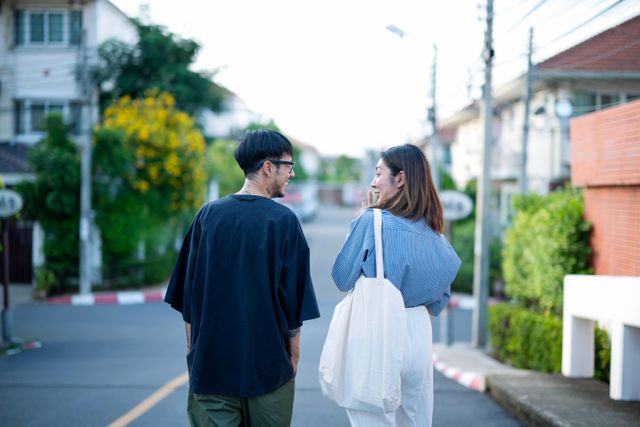 한 남성과 여성이 마주보고 걷고 있다