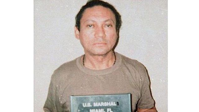 1990년 당시 미국에 체포된 뒤, 갈색 셔츠를 입고 카메라를 정면으로 바라보는 마누엘 노리에가의 머그샷