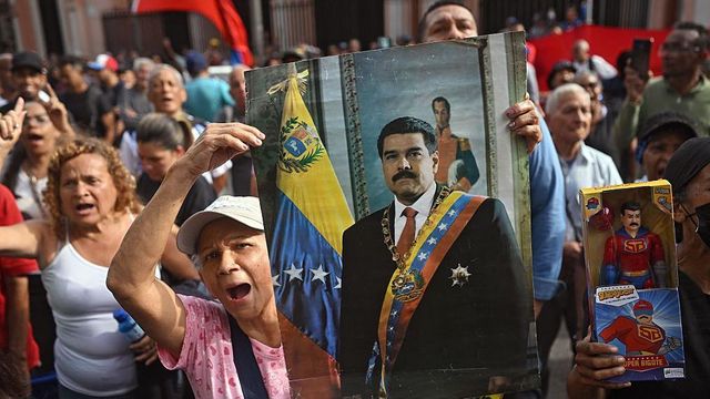 미국 군에 의해 베네수엘라 대통령이 국외로 이송된 이후, 모자와 화려한 옷차림을 한 노년층 시위대가 니콜라스 마두로 대통령의 사진과 인형을 들고 시위를 벌이고 있다