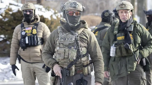 무장한 대원들의 모습