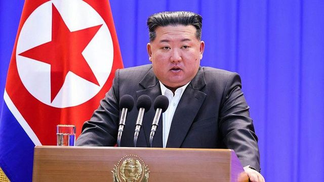 북한 관영 조선중앙통신이 공개한 김정은의 모습