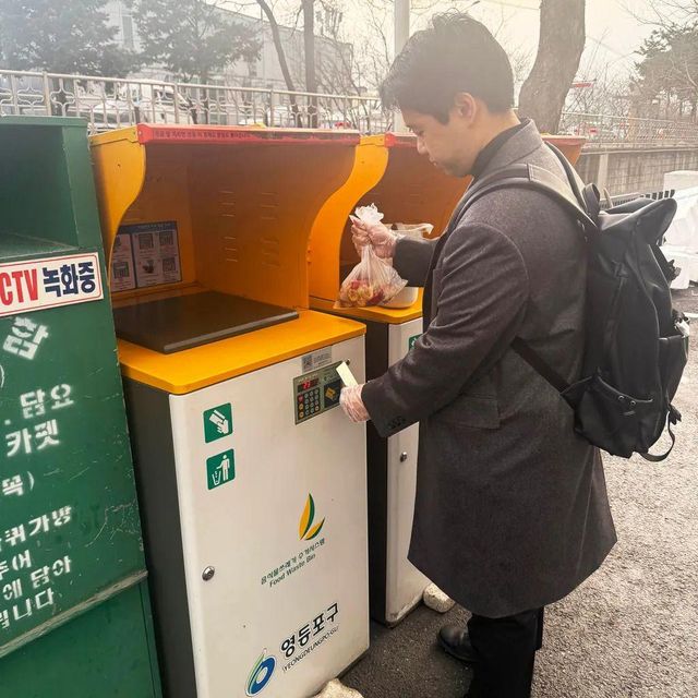음식물 쓰레기 RFID 종량기를 이용하는 시민의 모습