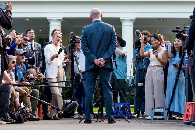 언론 인터뷰 중인 밀러