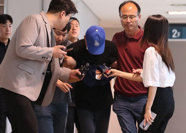 대구 달서구의 한 아파트에 침입해 스토킹하던 50대 여성을 흉기로 살해하고 도주한 혐의를 받는 피의자 A씨가 2025년 6월 16일 오후 구속 전 피의자 심문(영장실질심사)을 받기 위해 대구지방법원 서부지원에 들어서고 있다