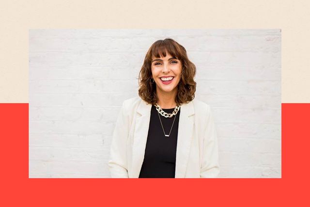 검은 상의 위에 흰색 자켓을 입은 비키 패빗의 모습