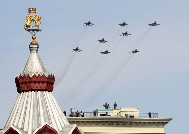 2022년 5월 7일, 러시아 모스크바에서 열린 전승기념일 리허설 중 러시아 미코얀 MIG-29 전투기들이 붉은 광장 상공을 비행하는 모습