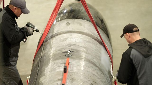 우크라이나의 장거리 순항 미사일인 '플라밍고' 미사일을 조립하는 모습