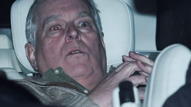 구금에서 풀려나 차량으로 이동 중인 앤드류 마운트배튼-윈저