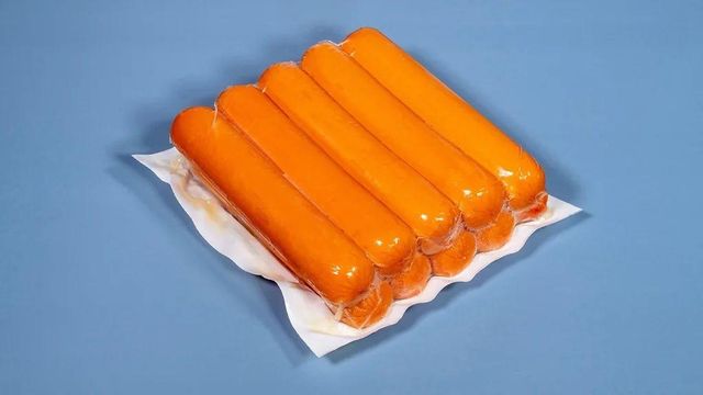 비닐에 담긴 소시지의 모습