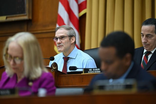 미국 워싱턴DC에서 열린 하원 법사위원회 청문회에서 공화당 소속 짐 조던 위원장이 발언을 듣고 있다. 회의장 뒤편에는 성조기와 금색 커튼이 걸려 있다.