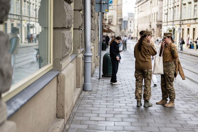 르비우 시내 거리의 여군들
