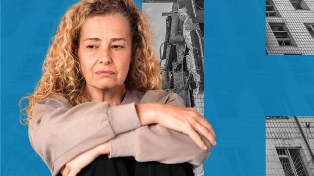 피격된 건물과 웅크린 여성의 모습