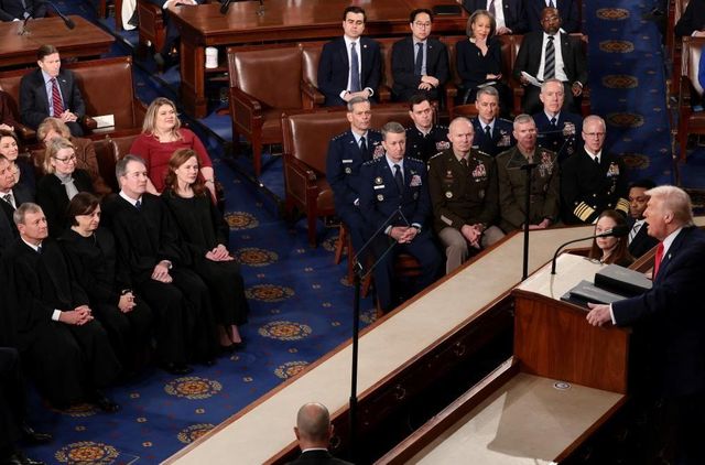 연설하는 트럼프 대통령을 지켜보는 연방대법원 판사들