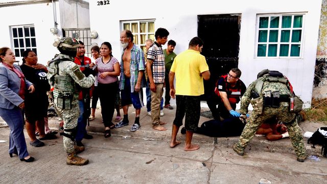 길바닥에 쓰러진 남성을 돌보고 있는 구급대원들