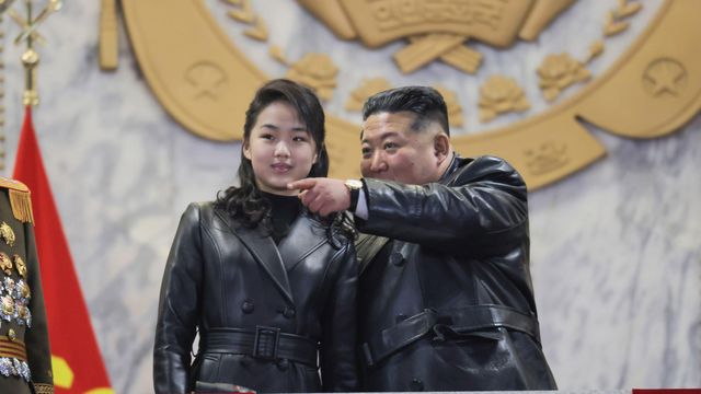 열병식에 참석한 김주애와 김정은