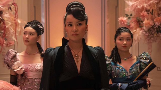 두 딸과 입장하는 레이디 아라민타 건(케이티 렁 분)