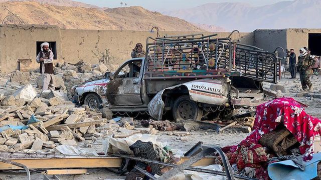 심하게 망가진 차량과 건물들