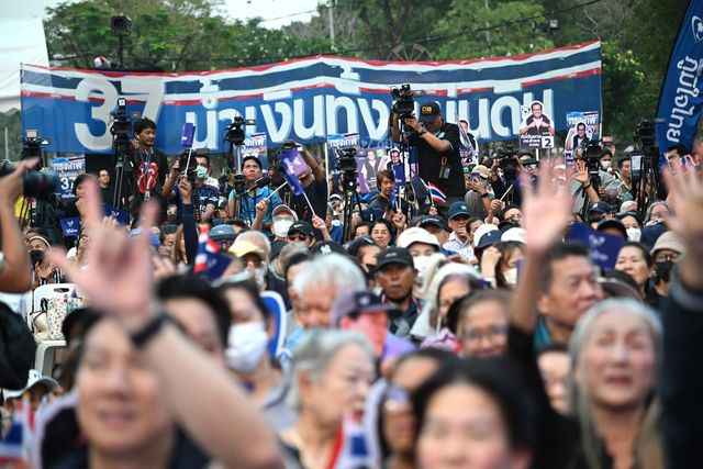 유권자들은 총리를 직접 선출하지 않고, 하원의원을 뽑는다. 이후 하원의원들은 선거 전 각 정당이 지명한 후보 가운데 총리를 선출한다