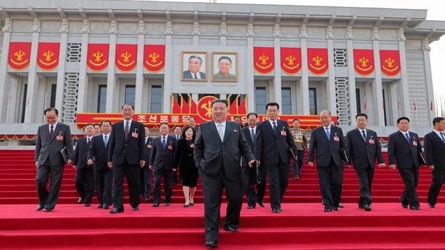 평양에서 열린 조선노동당 제9차 대회를 마친 김정은 북한 국무위원장이 간부들과 함께 계단을 내려오고 있다. 이 사진은 날짜가 명시되지 않은 채 2026년 2월 26일에 공개됐다