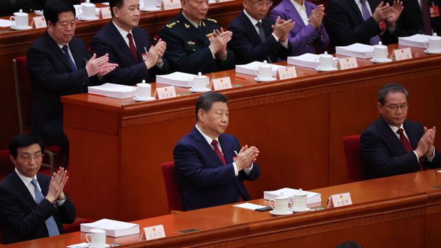 중국 제14차 전국인민대표대회 제4차 회의 개막식에 참석한 시진핑 주석(가운데), 리창 총리(오른쪽), 왕후닝 인민정치협상회의 주석(왼쪽)