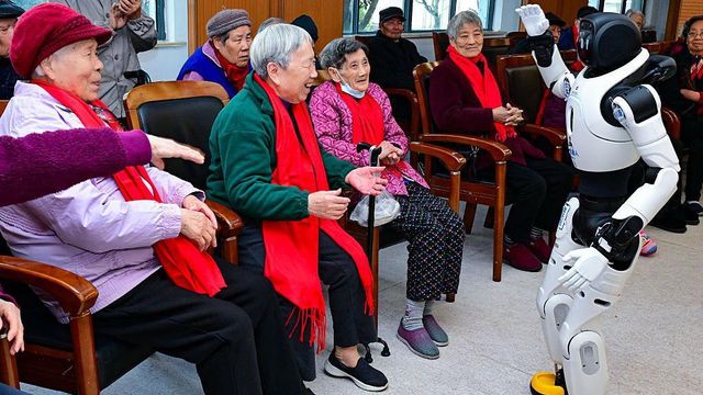 지난 1월 7일, 중국 장쑤성 쿤산의 한 요양원에서 노인들이 로봇과 교류하는 모습