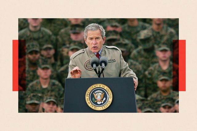 진주만 공격 63주년을 맞아 해병대원들에게 연설하는 조지 W. 부시 대통령