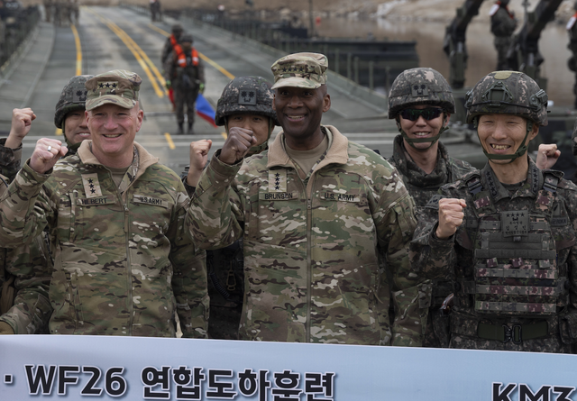 경기도 연천에서 열린 한미연합훈련 '자유의 방패(Freedom Shield) 26' 훈련에 참석한 자비에 브런슨 한미연합군사령관. 
