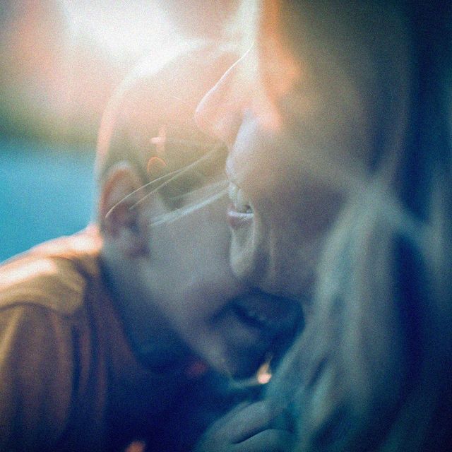 엄마에게 안겨있는 어린 아들 