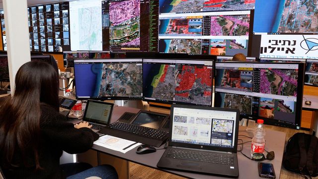 항공 교통 관제사가 모니터링하는 모습