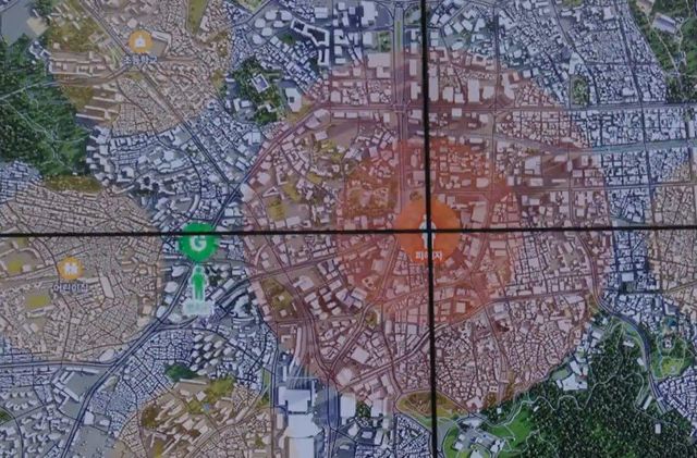 위치추적중앙관제센터 임합격 센터장이 BBC에 오는 6월 도입 예정인 스토킹 가해자 실시간 위치 확인 시스템에 대해 설명하고 있다