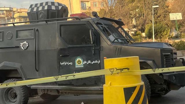 길거리에서 포착된 장갑차