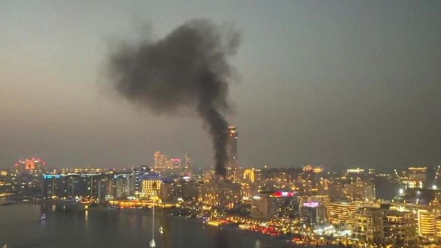 검은 연기가 치솟는 두바이 하늘