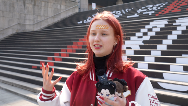 광화문 광장의 한 계단 앞에 서 있는 아미 오스트로브스카야